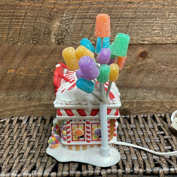 Department 56 "Dottie's Gumdrop Diner" Lighted Christmas 2004 COLLECTIBLE - Picture 5 of 13